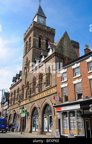 Grand bâtiment dans une petite ville anglaise : Congleton mairie, Cheshire. Cliquez pour plus de détails. Banque D'Images