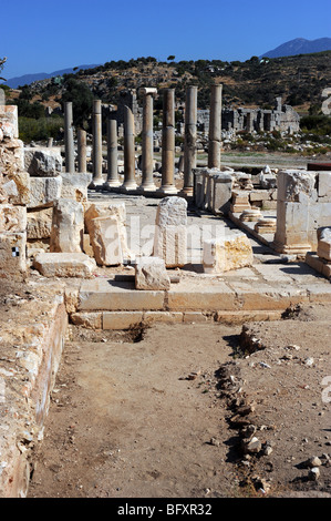 La façon dont la ligne de colonnes antiques dans les ruines de Patara Banque D'Images