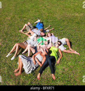 Groupe de jeunes lying in field Banque D'Images