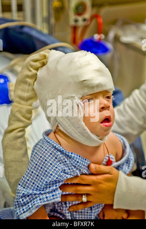 Un bébé garçon dans un hôpital de Californie souffrant de moelle bifida porte une électrode EEG-remplie Banque D'Images