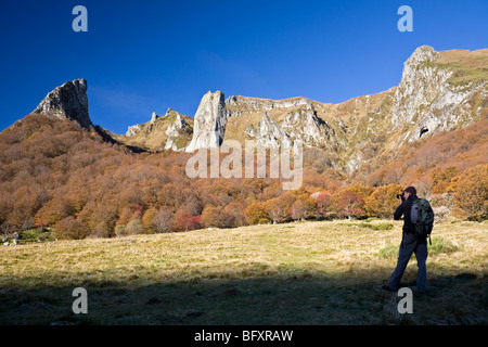 Un randonneur photographier la Vallée de Chaudefour, à l'automne (France). Randonneur photographiant la Vallée de Chaudefour, en automne. Banque D'Images