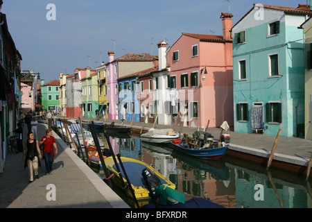 Venise, Burano, terrasse colorée de maisons en bordure de canal Banque D'Images