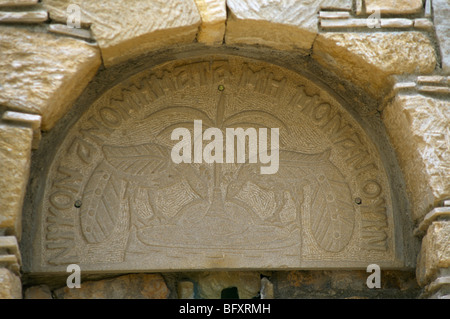 Chypre grec Palindrome au-dessus de l'entrée du monastère Nipson anonmemata me monan ospin 'laver les péchés, pas seulement le visage' phrase attribuée à Saint GR Banque D'Images