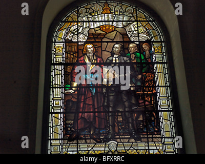 Vitrail Représentant Charles et John Wesley chanter des hymnes avec deux amis dans la maison de John Bray Banque D'Images