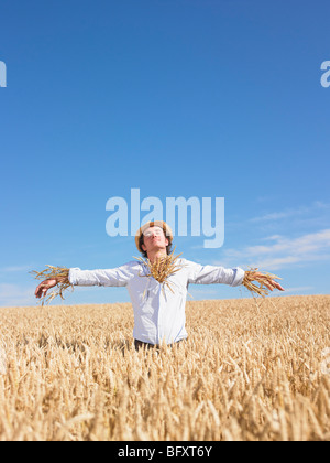 Épouvantail dans champ de blé Banque D'Images