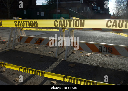 Bande de protection sur un chantier de construction sur une rue dans le quartier de Chelsea, New York Banque D'Images