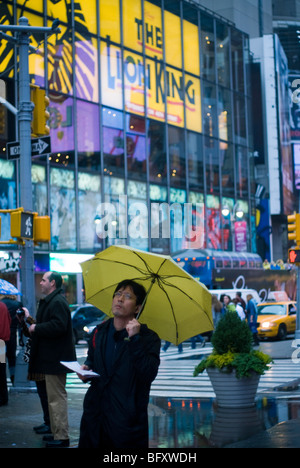 Un visiteur de Times Square, sur un samedi pluvieux, le 14 novembre 2009. (© Richard B. Levine) Banque D'Images