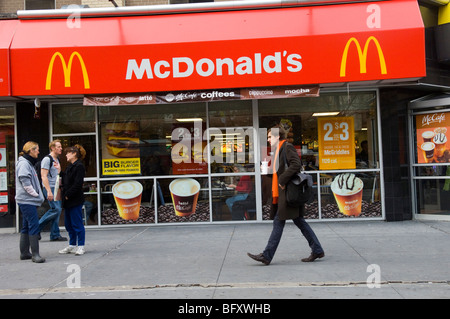 Un restaurant McDonald's dans le quartier Upper West Side de New York Banque D'Images