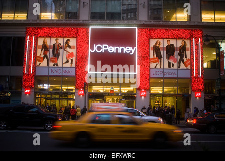 Le nouveau magasin JCPenney Midtown Manhattan à New York est vue décorée pour Noël Banque D'Images