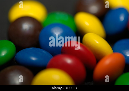 Multi-couleur chocolats enrobés de sucre Banque D'Images