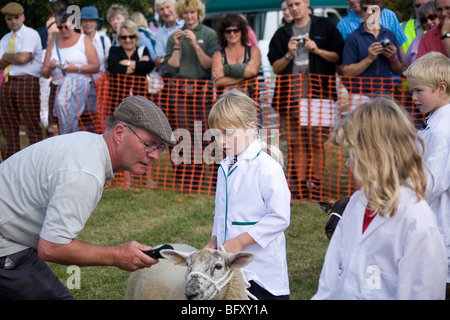 Les enfants qui prennent part à la compétition au mouton pet show, comté de Sussex, Angleterre Banque D'Images