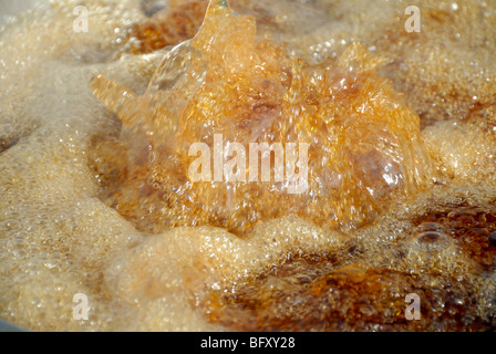 L'huile de friture chaude dans une cuisinière à température ambiante Banque D'Images