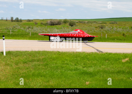 Les voitures solaires sur leur course de cross-country sur la route transcanadienne près de Calgary, Alberta, Canada, en 2007 Banque D'Images