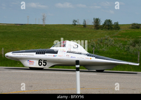 Les voitures solaires sur leur course de cross-country sur la route transcanadienne près de Calgary, Alberta, Canada, en 2007 Banque D'Images