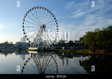 City Skyline avec Petronas Towers & Eye On Malaysia Ferris Wheel, Titiwangsa Lake Gardens, Kuala Lumpur, Malaisie Banque D'Images