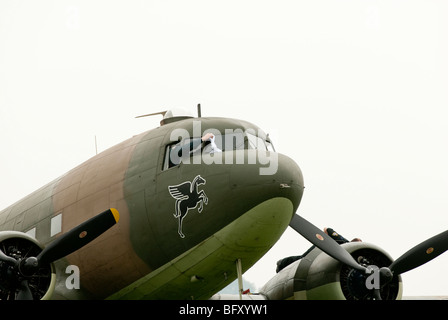 Essuyage pilote fenêtre sur un Dakota Douglas C-47A de la Battle of Britain Memorial Flight (BBMF) Banque D'Images