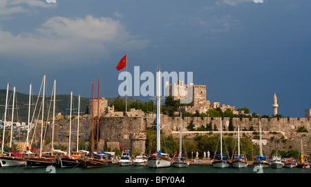Le château des Croisés de Saint Pierre et de la zone portuaire à Bodrum en Turquie une fois connu comme Halicarnasse Banque D'Images