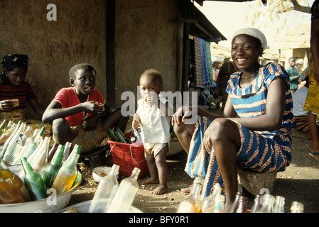 Opérateur de marché fille avec Frère et sœur marché africain Mamie Ouagadougou Burkina Faso Afrique de l'ouest Banque D'Images