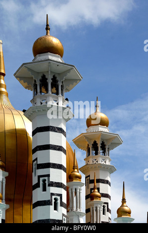 Minarets et dômes d'or de Masjid Ubudiah, ou Mosquée royale d'Ubudiah (1917), par Arthur Benison Hubback, Kuala Kangsar, Perak, Malaisie Banque D'Images