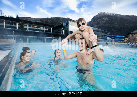 Spa Felsentherme est chauffée à l'extérieur piscine à Bad Gastein, Autriche. Banque D'Images