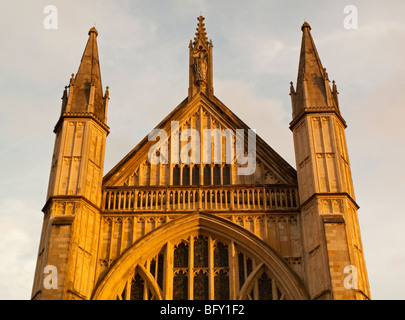 Vue de la façade ouest de la cathédrale de Winchester dans le Hampshire England UK montrant les grands vitraux Banque D'Images