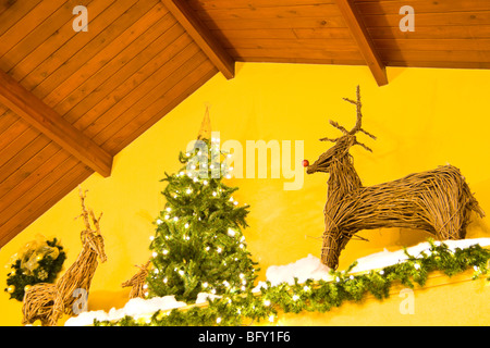 Une scène de Noël, avec un arbre de Noël, et de chaque côté deux rennes. Banque D'Images