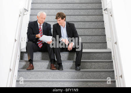 Deux hommes d'affaires on staircase Banque D'Images