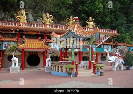 Kiosque de jardin chinois coloré à l'intérieur de la cour du Tao chinois Ling Sen Tong ou temple de grotte taoïste, Ipoh, Perak, Malaisie Banque D'Images