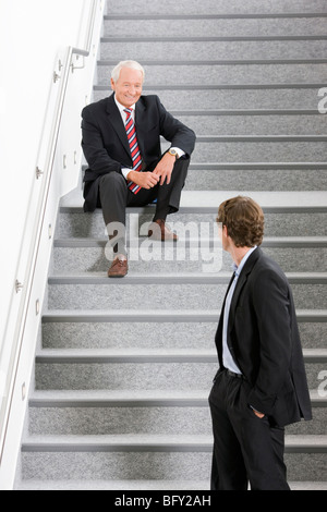 Deux hommes d'affaires on staircase Banque D'Images