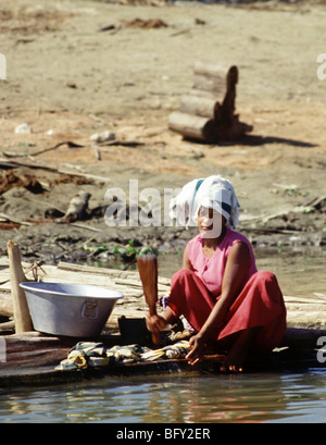 Les birmanes à laver les vêtements dans la rivière Irrawaddy Mandalay Birmanie Banque D'Images