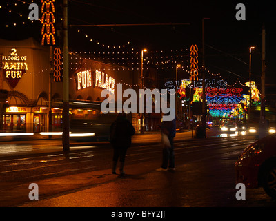 Illuminations de Blackpool avec le plaisir de palais dans l'arrière-plan. Banque D'Images