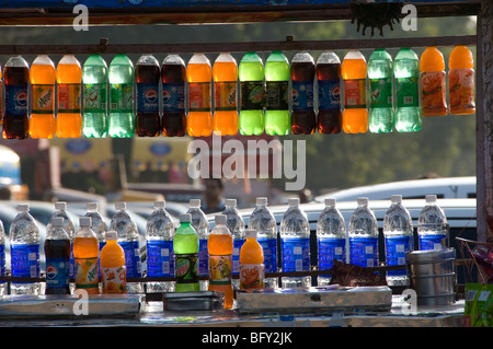 Les boissons gazeuses et l'eau à vendre sur un chariot de vendeurs de rue près de la porte de l'Inde, New Delhi, Inde. Banque D'Images