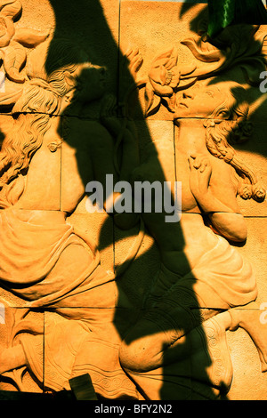 Sculpture de mesdames sur les blocs en pierre, Thaïlande Banque D'Images