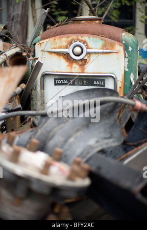 La pompe d'essence abandonnés et des pièces de camions Banque D'Images