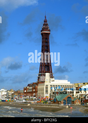 La tour de Blackpool et le front de mer en novembre. Banque D'Images