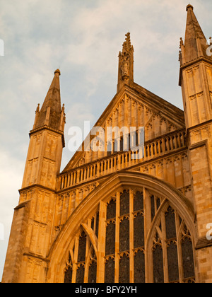 Vue de la façade ouest de la cathédrale de Winchester dans le Hampshire England UK montrant les grands vitraux Banque D'Images