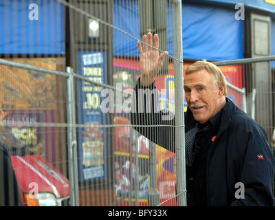 Bruce Forsyth arrivant à la Blackpool Tower complexe pour le programme de télévision,'S*strictement come dancing',novembre 2009. Banque D'Images