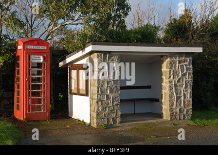 Un arrêt de bus et cabine téléphonique dans les régions rurales de Cornwall, uk Banque D'Images