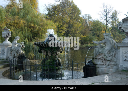 Fontaine et des statues dans le jardin italien dans les jardins de Kensington, Londres UK Banque D'Images