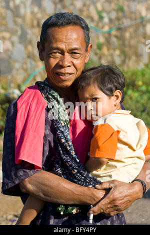 Grand-père et petit-fils de l'île Lombok en Indonésie Banque D'Images