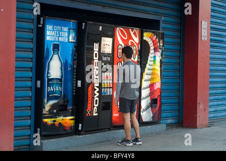 De distributeurs automatiques de produits Coca-Cola Coca-Cola et à Chelsea Piers, à New York. (© Richard B. Levine) Banque D'Images