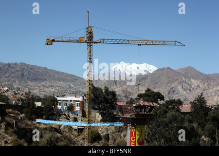 Grue sur le chantier de construction du pont suspendu de Puente de los Trillizos, Mt Illimani en arrière-plan, la Paz, Bolivie Banque D'Images