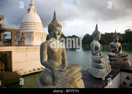 Le temple moderne Seema Malaka, Colombo, Sri Lanka, temple. Il flotte sur le lac Beira de Colombo. Banque D'Images