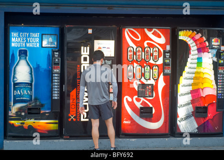 De distributeurs automatiques de produits Coca-Cola Coca-Cola et à Chelsea Piers, à New York. (© Richard B. Levine) Banque D'Images