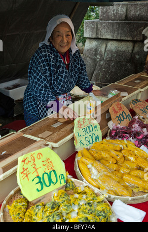 Le 25 de chaque mois, Sanctuaire Kitano Tenmangu accueille un marché aux puces. Banque D'Images