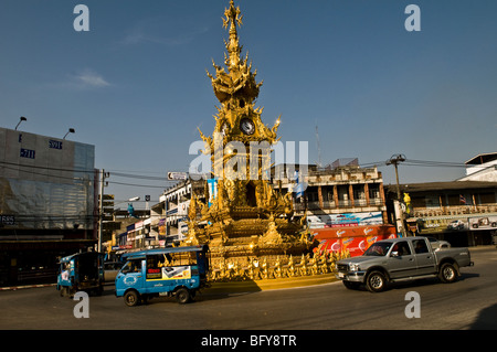 La tour de l'horloge d'or à Chiang Rai, Thaïlande. Banque D'Images