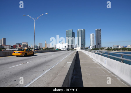 Centre-ville de Miami, vu de l'Bayside Bridge, Florida USA Banque D'Images