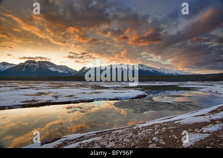 Nuages au lever du soleil au-dessus de Lac de montagne, Kananaskis, Alberta, Canada Banque D'Images