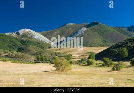 Tôt le matin près de Valverde dans les monts Cantabriques, province de León, dans le nord de l'Espagne Banque D'Images