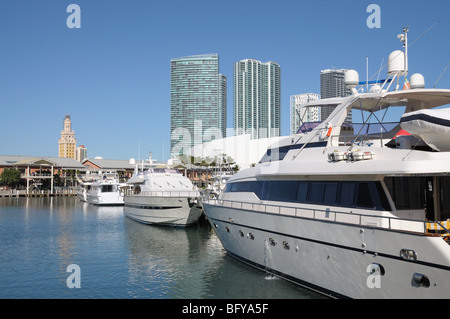 À moteur Bateaux à Miami Bayside Marina Banque D'Images